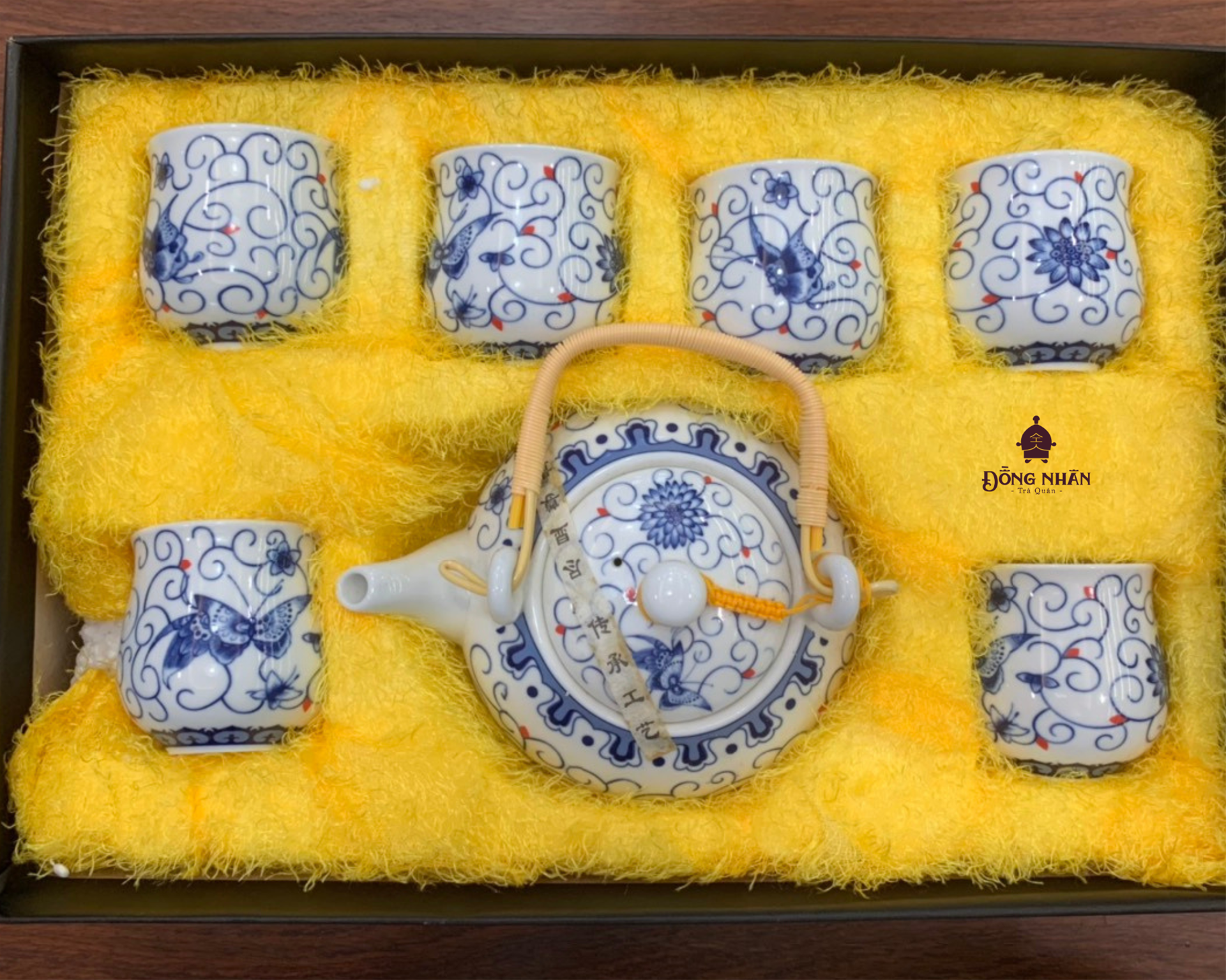 Bộ Ấm Chén Gốm Sứ Hoa Văn
